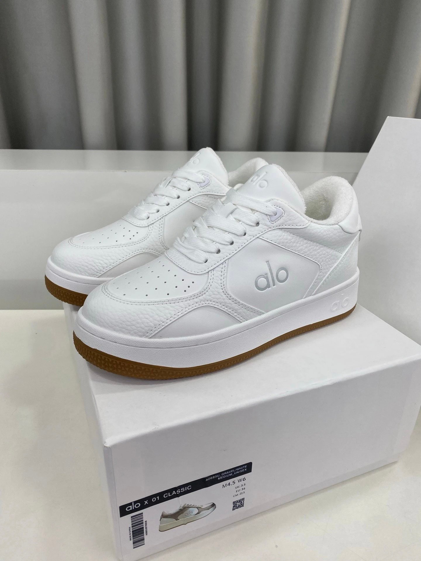 Alo Leather Low-Top Sneakers